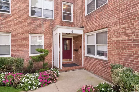 6 Edwards St #2C, North Hempstead, NY 11577
