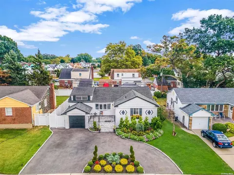 344 Arkansas Dr, Valley Stream, NY 11580