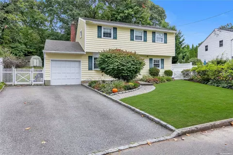 33 Court Dr, Huntington Station, NY 11746