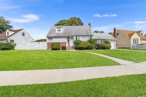 739 Planders Ave, Uniondale, NY 11553