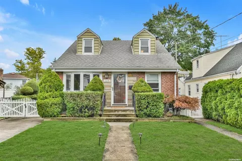 110 Seward Ave, North Hempstead, NY 11501