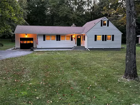 21 Cedar Valley Rd, Poughkeepsie, NY 12603