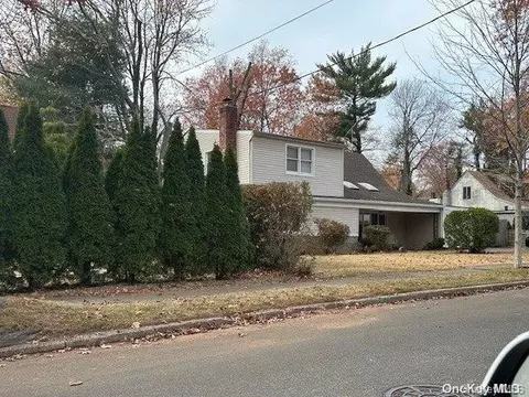 26 Chadwick Rd, North Hempstead, NY 11023
