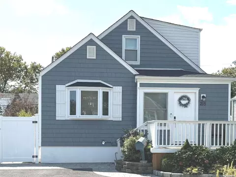 215 Lido Pkwy, Lindenhurst, NY 11757
