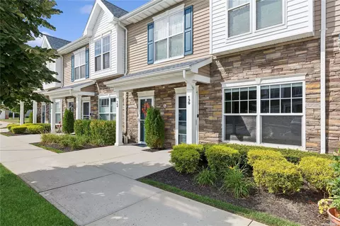 139 Weatherby Ln #139, Central Islip, NY 11722