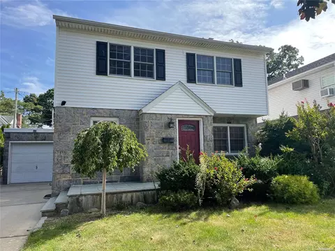 34 Willow Rd, North Hempstead, NY 11040