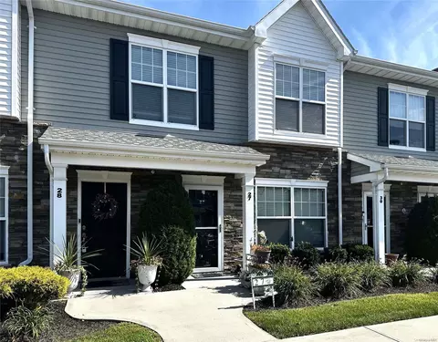 27 Weatherby Ln #27, Central Islip, NY 11722