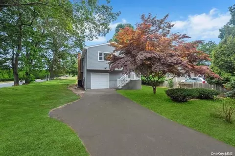 6 Meadowmere Ave, Mastic, NY 11950