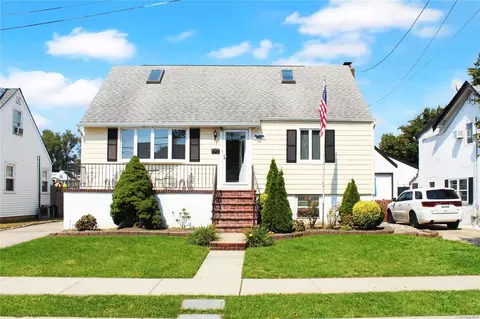 55 Land Pl, Oceanside, NY 11572