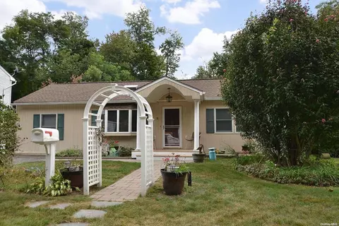 6 Shorehaven Blvd, Ronkonkoma, NY 11779