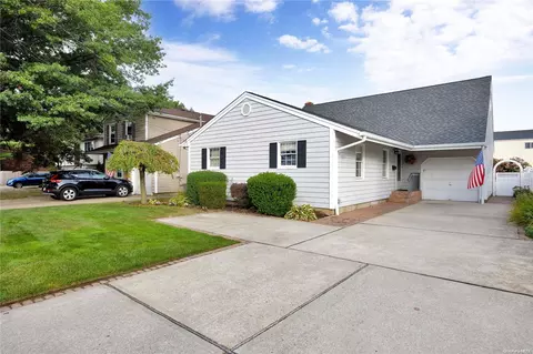 601 Conklin St, Farmingdale, NY 11735