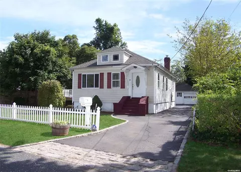 14 W Pine St, Islip, NY 11751