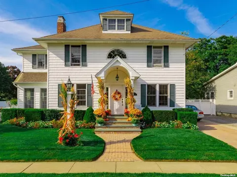 47 Strong Ave, Babylon, NY 11702