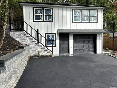 22 Tuscarora Dr, Centerport, NY 11721