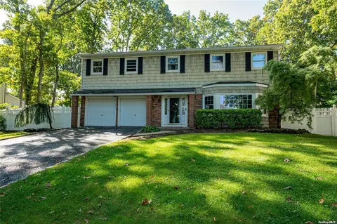 28 Winslow Ln, Smithtown, NY 11787