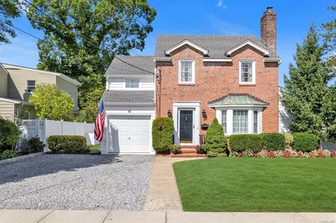 15 E Webster St, Merrick, NY 11566