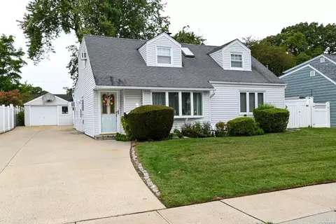 758 Wyngate Dr E, Valley Stream, NY 11580