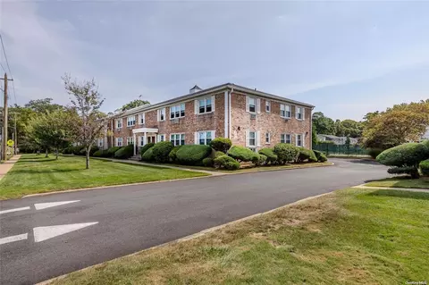 4050 Jerusalem Ave #2D, Seaford, NY 11783