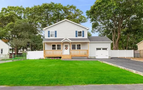 1112 Oakneck Rd, Bay Shore, NY 11706
