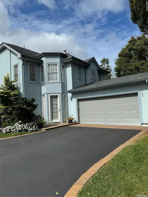 743 Verona Dr #743, Melville, NY 11747