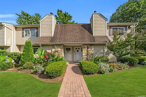 215 Lake Pointe Cir #215, Middle Island, NY 11953