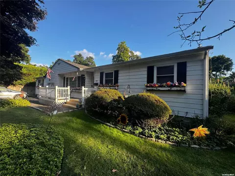 122 7th St, Saint James, NY 11780