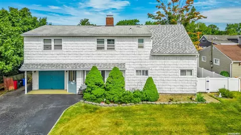 50 Serpentine Ln, Levittown, NY 11756