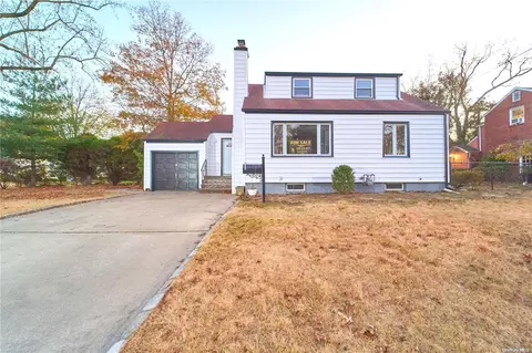 15 Greenway, North Hempstead, NY 11040