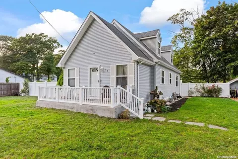 17 Orient Rd, Mastic Beach, NY 11951