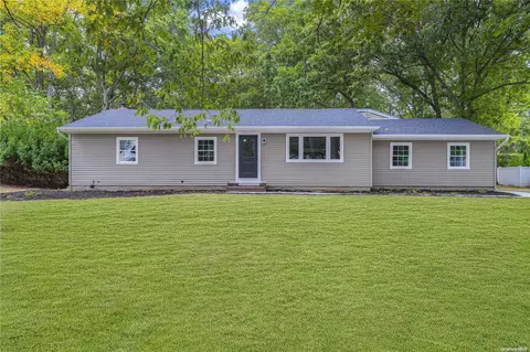 4 Storybook Ln, Saint James, NY 11780