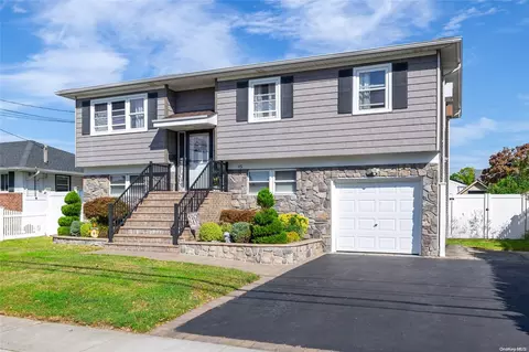 95 Michel Ave, Farmingdale, NY 11735