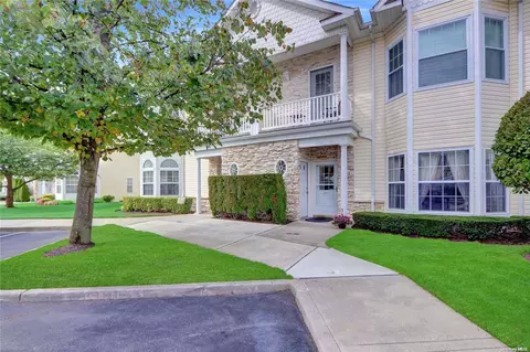 407 Narragansett Villas Dr #407, Lindenhurst, NY 11757