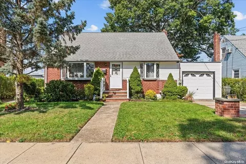 161 Tyrconnell Ave, Massapequa Park, NY 11762
