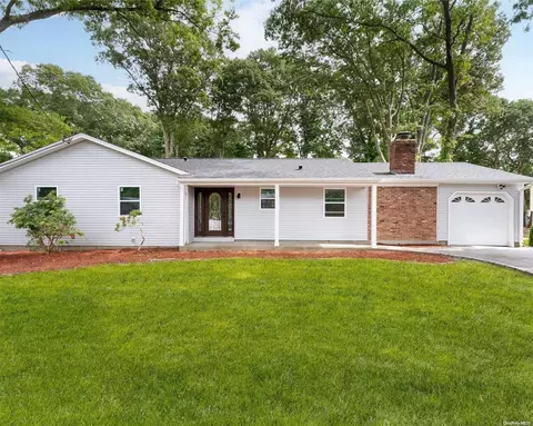 84 Mahogany Rd, Rocky Point, NY 11778