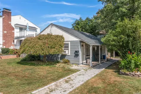 32 Oldwood Rd, North Hempstead, NY 11050
