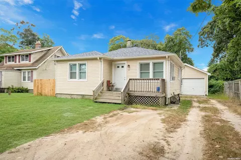 34 Whittier Dr, Mastic Beach, NY 11951