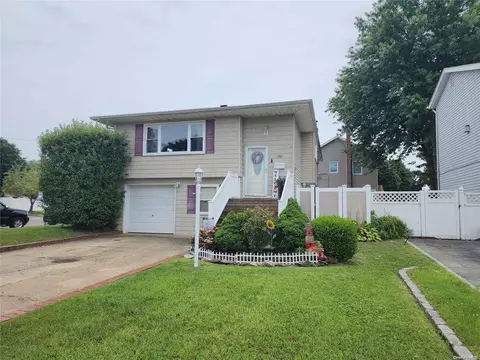 272 Lake Ave, Deer Park, NY 11729