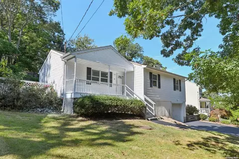 79 Friendship Dr, Rocky Point, NY 11778