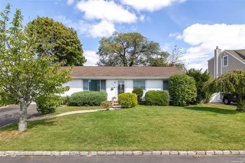 708 S 6th St, Lindenhurst, NY 11757