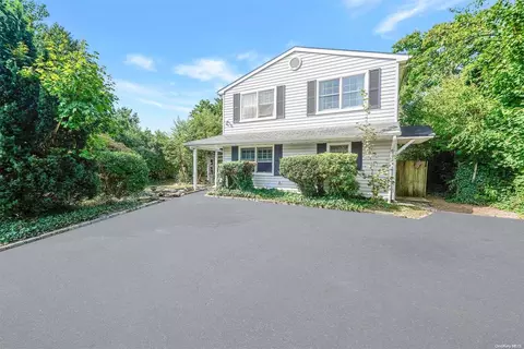 136 Serpentine Ln, Islandia, NY 11749
