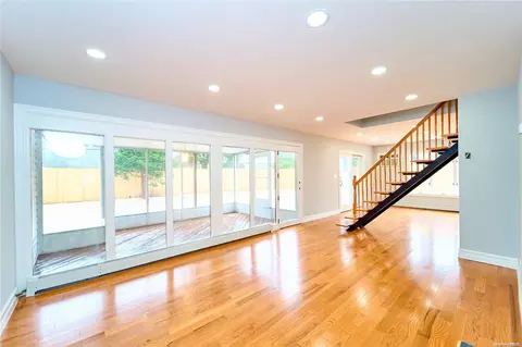 11 Topper Ln, Levittown, NY 11756