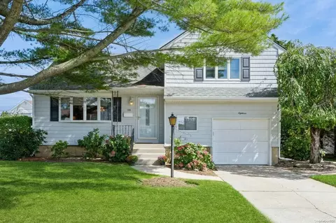 18 Sussex Ave, Massapequa, NY 11758