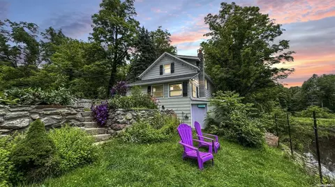 12 Schoolhouse Rd, Hyde Park, NY 12538