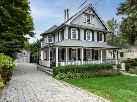 64 Dewey St, Huntington, NY 11743