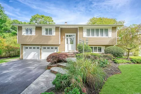 147 Lincoln Dr, Oakdale, NY 11769