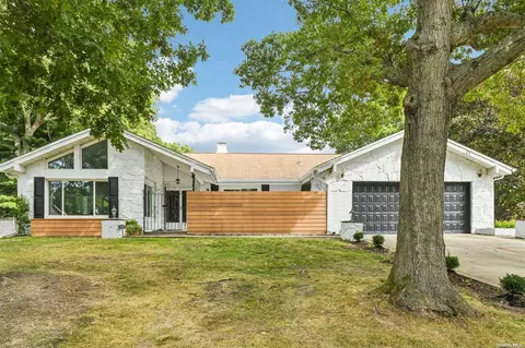 21 Fleetwood Dr, Farmingville, NY 11738