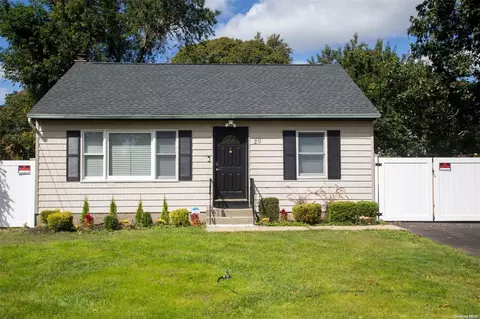 29 Harrison Dr, Shirley, NY 11967