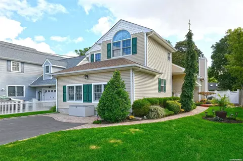 185 Maple Ave, Smithtown, NY 11787