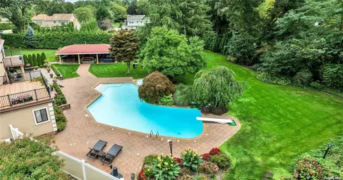 6 Links Ct, Huntington, NY 11743