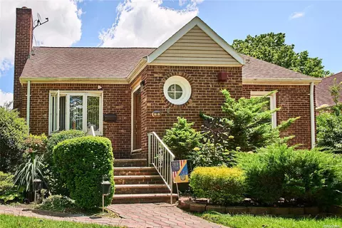 15 Hawthorne Ln, Valley Stream, NY 11581